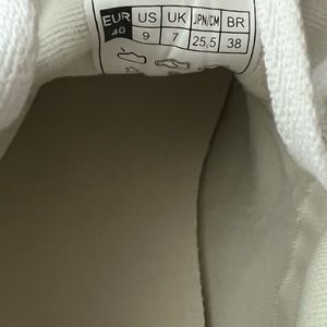 White leather Veja sneakers with metallic detail in like NEW CONDITION